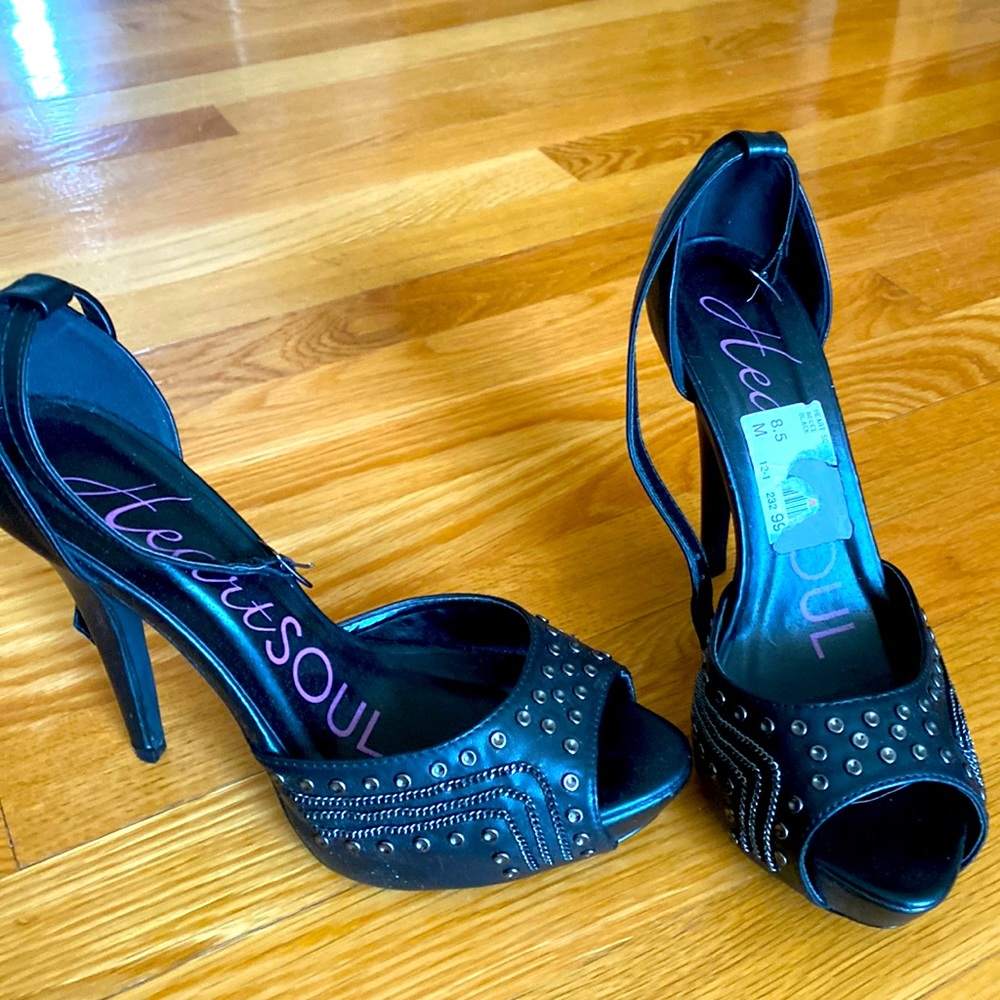 Sexy open toe pump with studs and small chains
